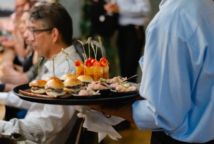 Checklist de controle de qualidade para garçom em eventos